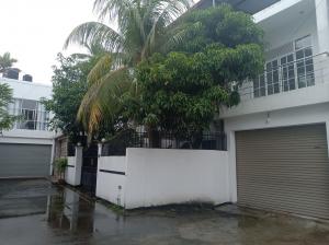 3 STORY HOUSE FOR SALE IN COLOMBO 15.