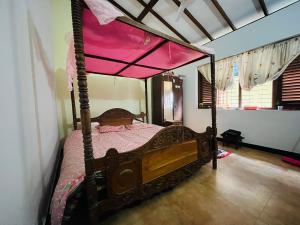 Queen Size Canopy Bed