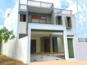 Property located In Thalawathugoda Vidyaloka Mawatha with 8.5 Perch